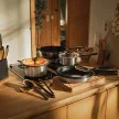 FISKARS Functional Form serpenyő (24 cm) kerámia bevonattal