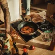 FISKARS Functional Form wok (28 cm) kerámia bevonattal